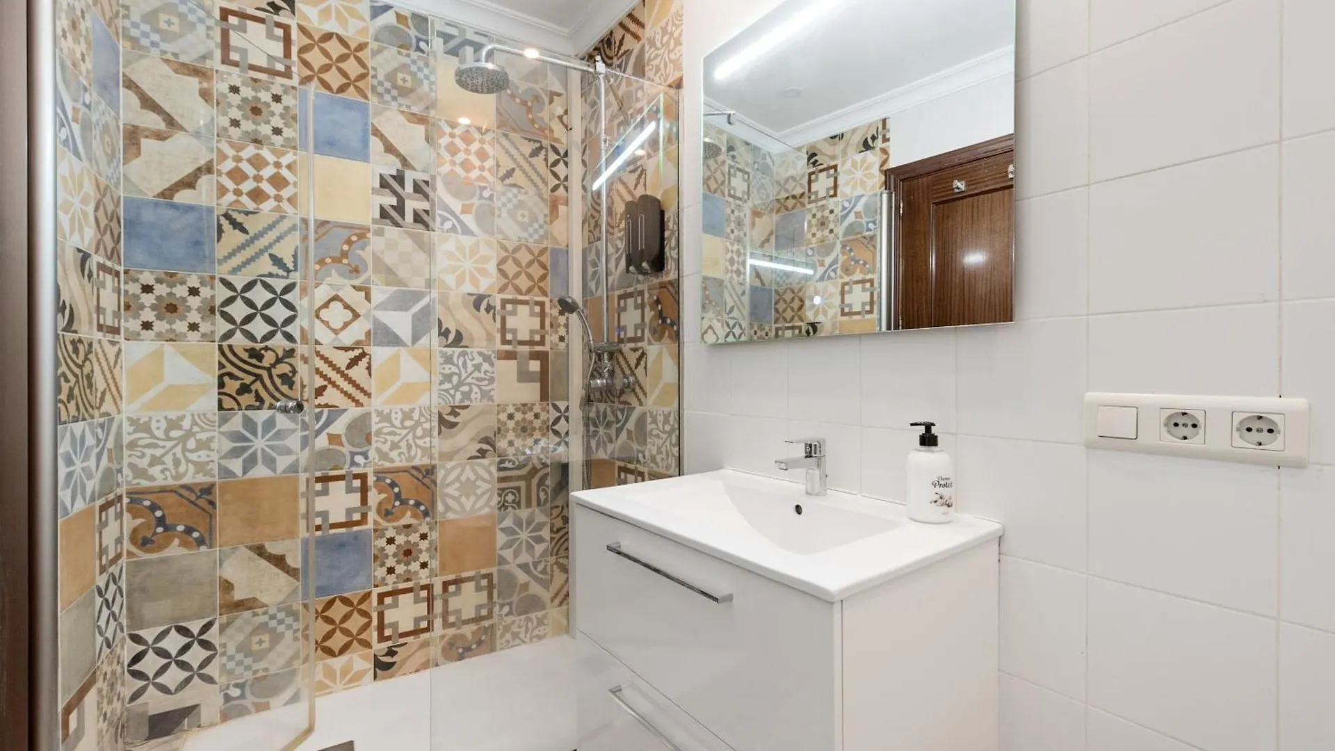 Apartment Urbanchicmalaga 2Bedroom Oasis In Historic Malaga Centre